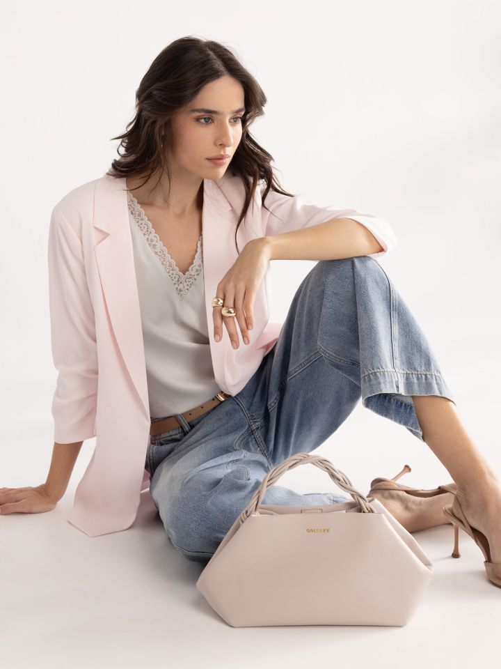 תיק קלאץ רצועה מסובבת בצבע פודרה