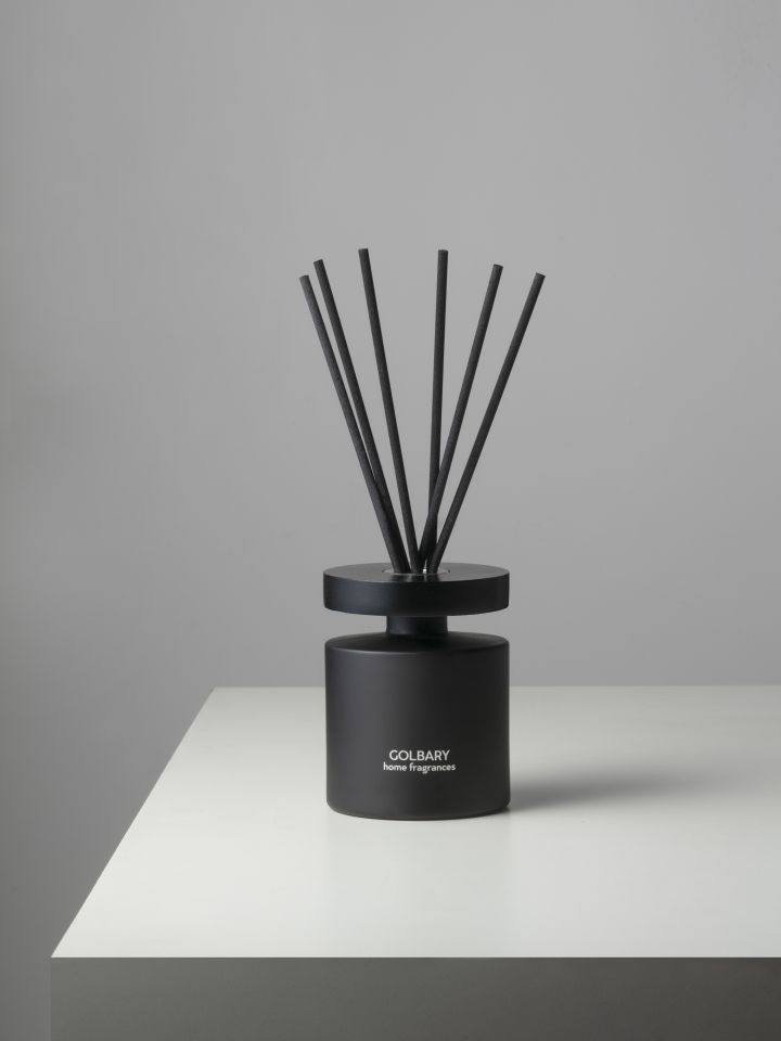 מפיץ ריח WILD STRAWBERRY & VANILLA בצבע שחור