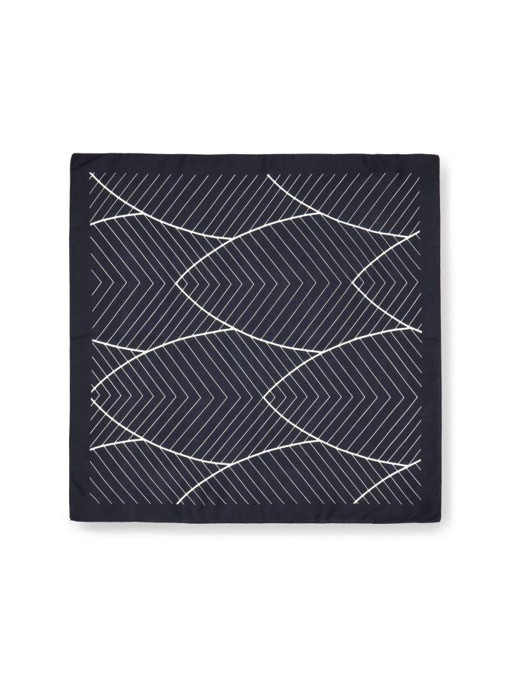 צעיף מודפס בצבע שחור