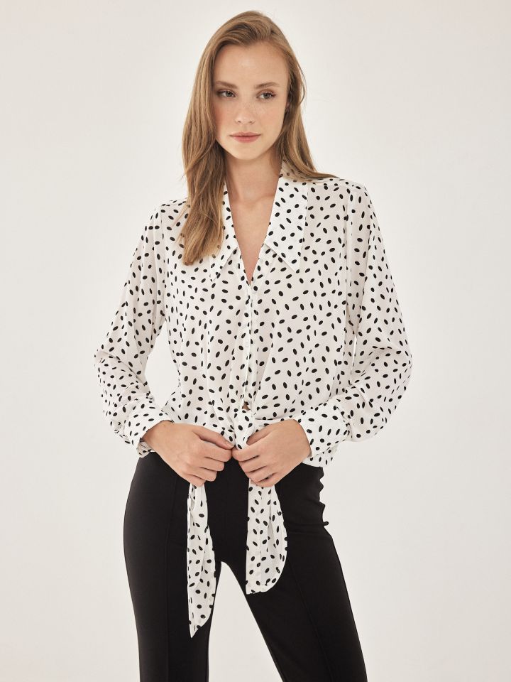 חולצה סטן דפוס קשירה שרוול ארוך בצבע אופוויט