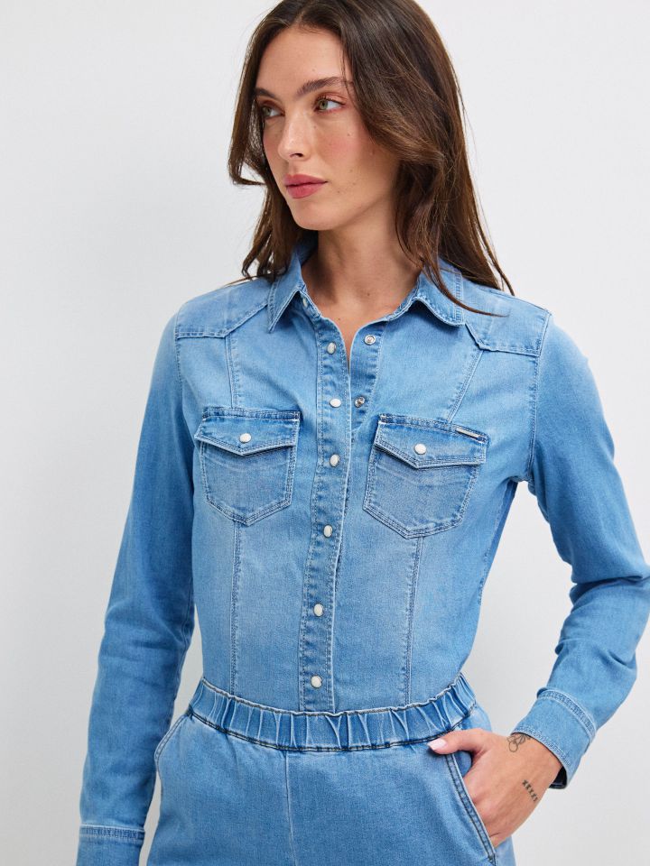 חולצה ג’ינס לחצניות בצבע ג’ינס בהיר