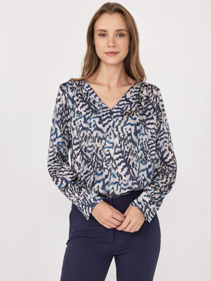 חולצה V דפוס INNA בצבע מנומר /אפור