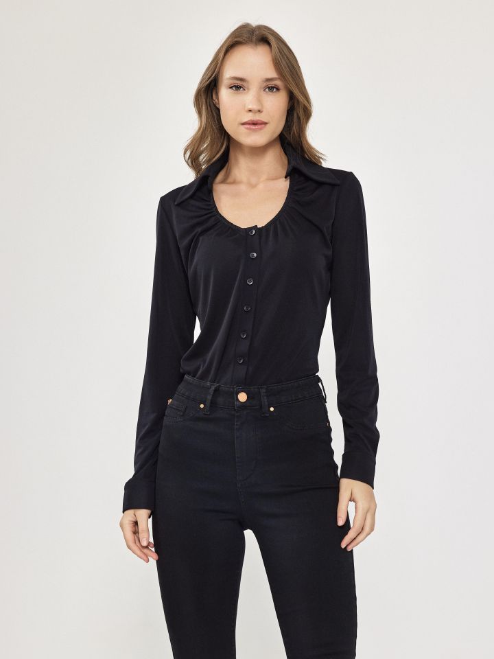 חולצה אמזון צוארון בצבע שחור