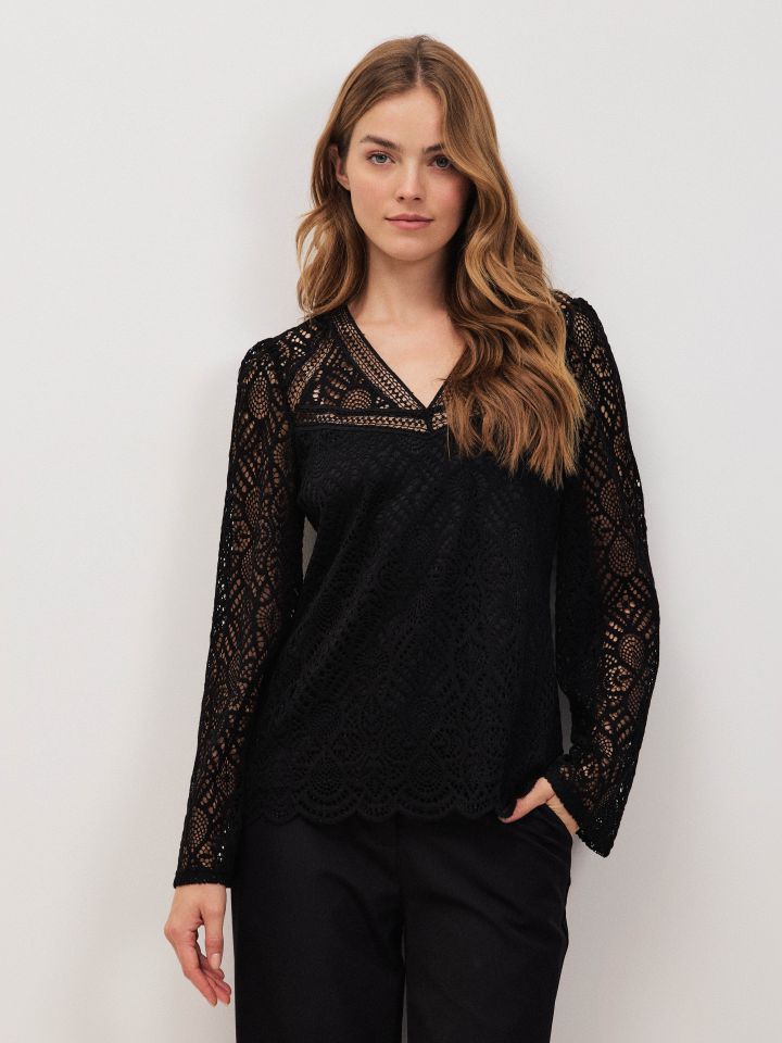 חולצה V קרושה בצבע שחור