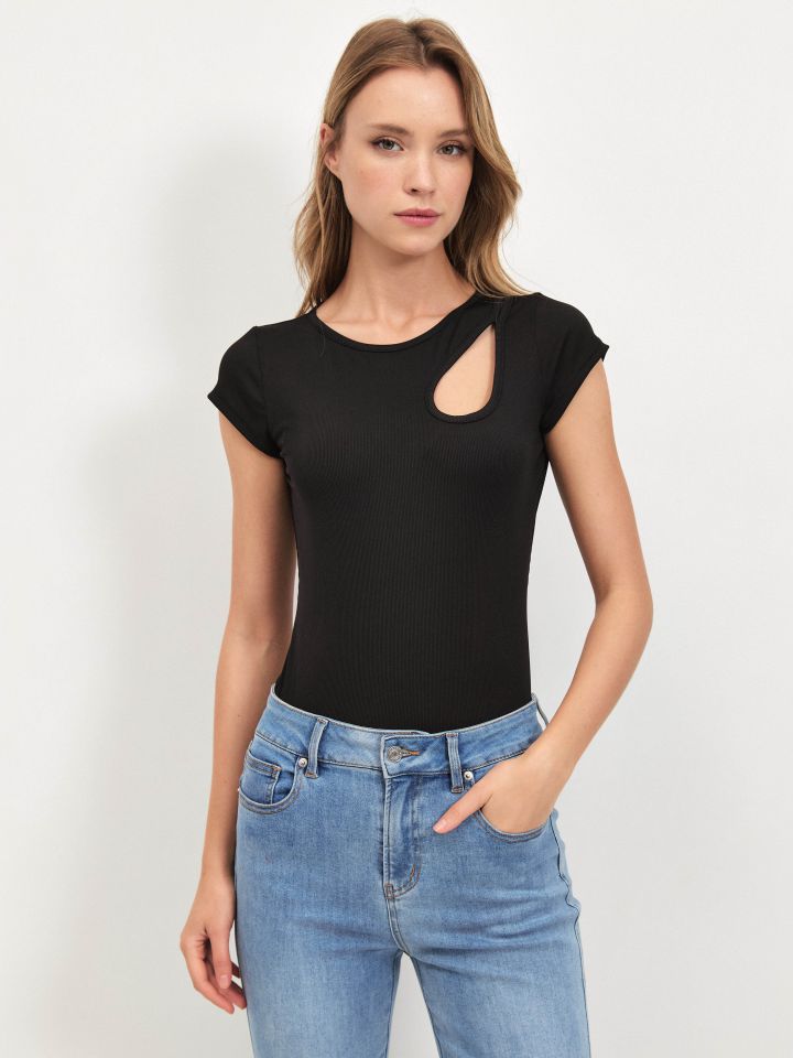 חולצה פתח אסימטרי PROMO בצבע שחור