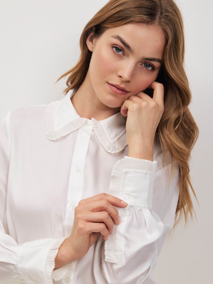 חולצה צוארון מלמלה בצבע אופוויט