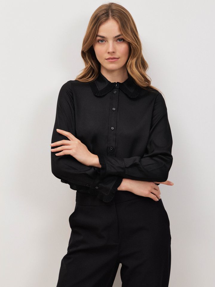 חולצה צוארון מלמלה בצבע שחור