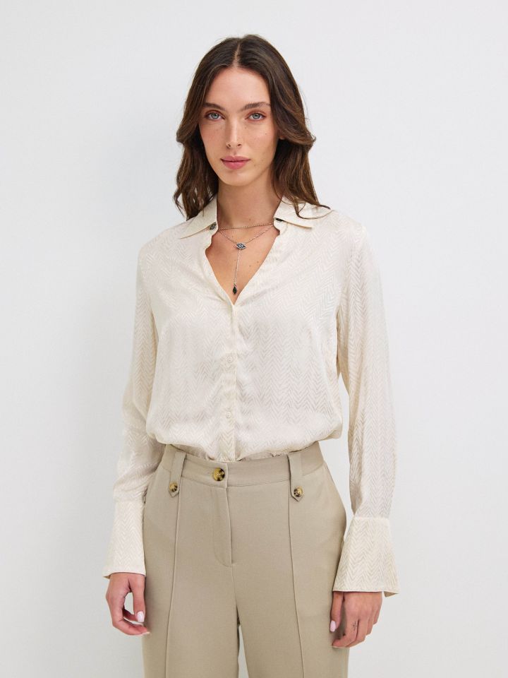 חולצה סטן פתח שרשרת בצבע בייז’