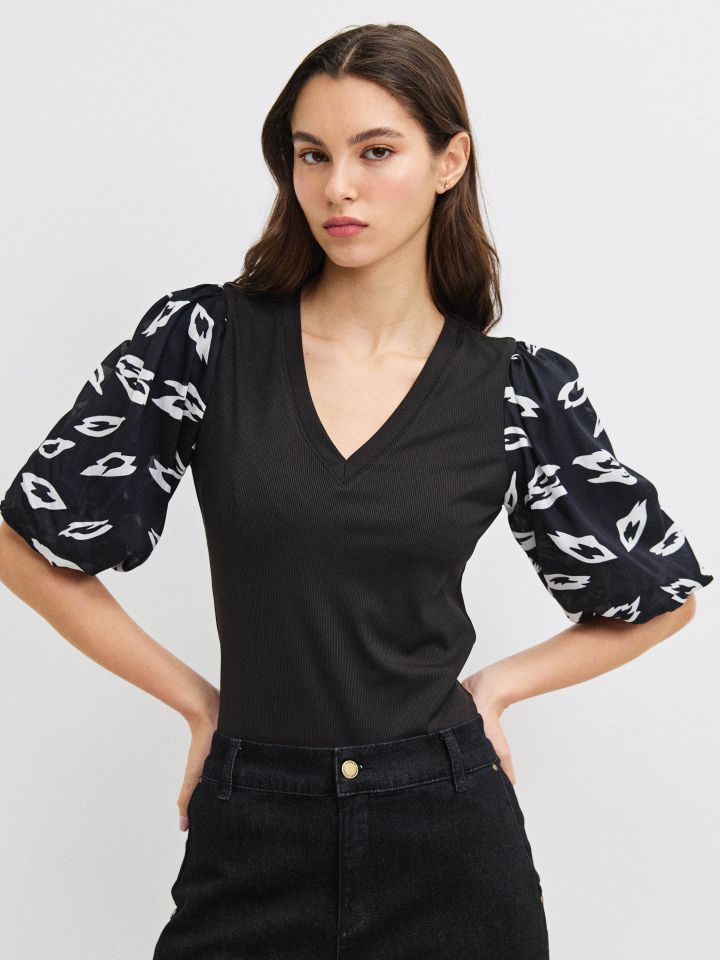 חולצה ריב שרוול בלון דפוס בצבע שחור