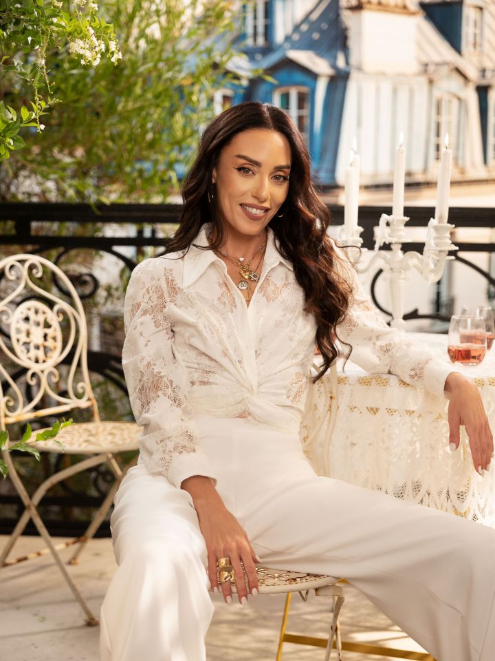 חולצה תחרה מכופתרת בצבע אופוויט