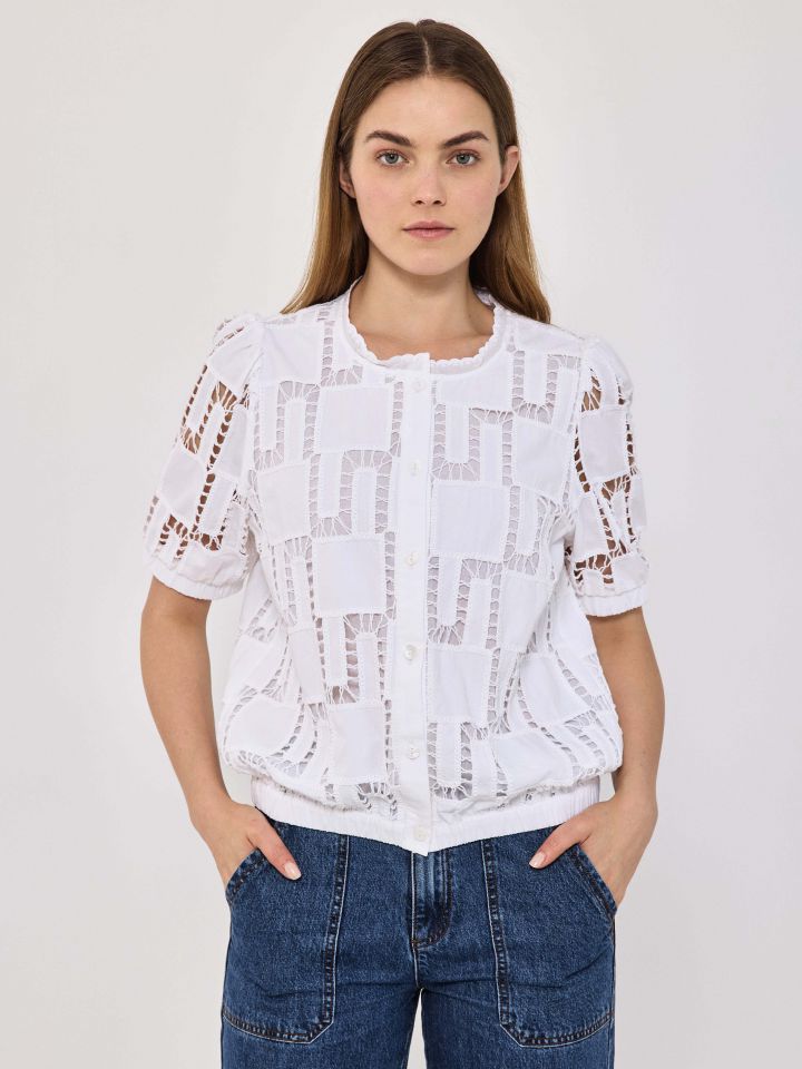 חולצה קרושה כפתורים בצבע לבן