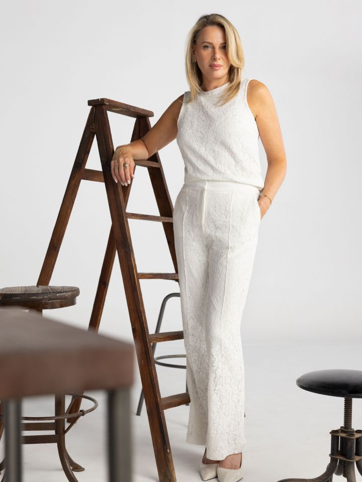 חולצה תחרה בצבע אופוויט