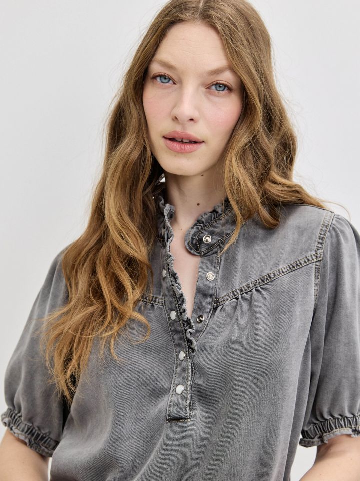 חולצה ג’ינס צוארון מלמלה בצבע ג’ינס אפור