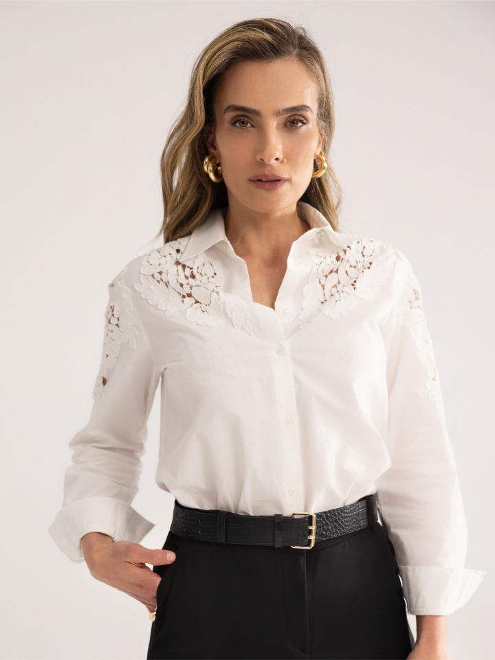 חולצה ריקמות עלים בצבע לבן