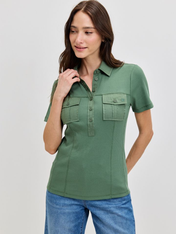 חולצה כיסים בצבע זית בהיר