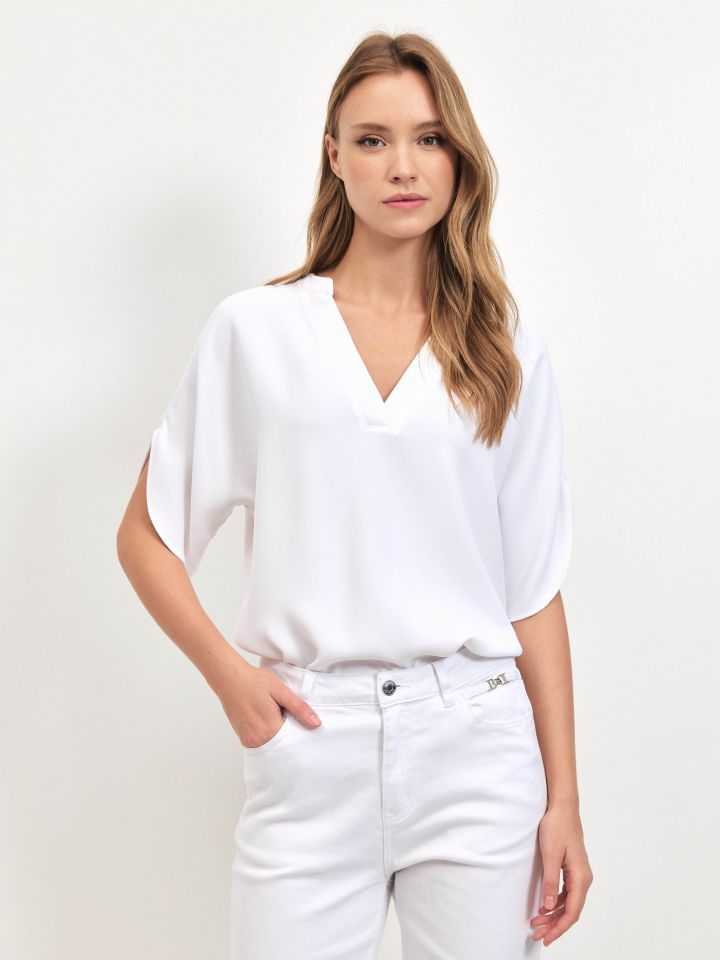 חולצה V NATALY בצבע לבן
