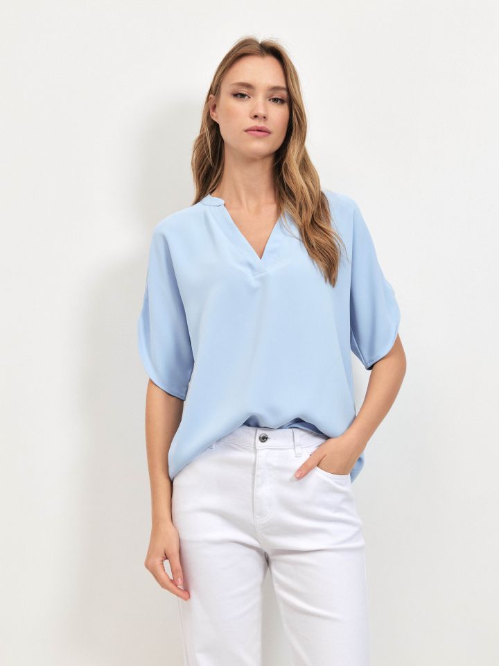 חולצה V NATALY בצבע תכלת