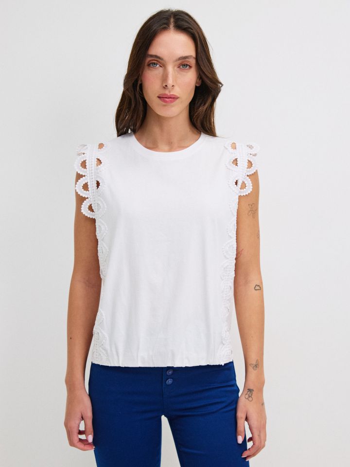 חולצה סרטי קרושה בצבע לבן