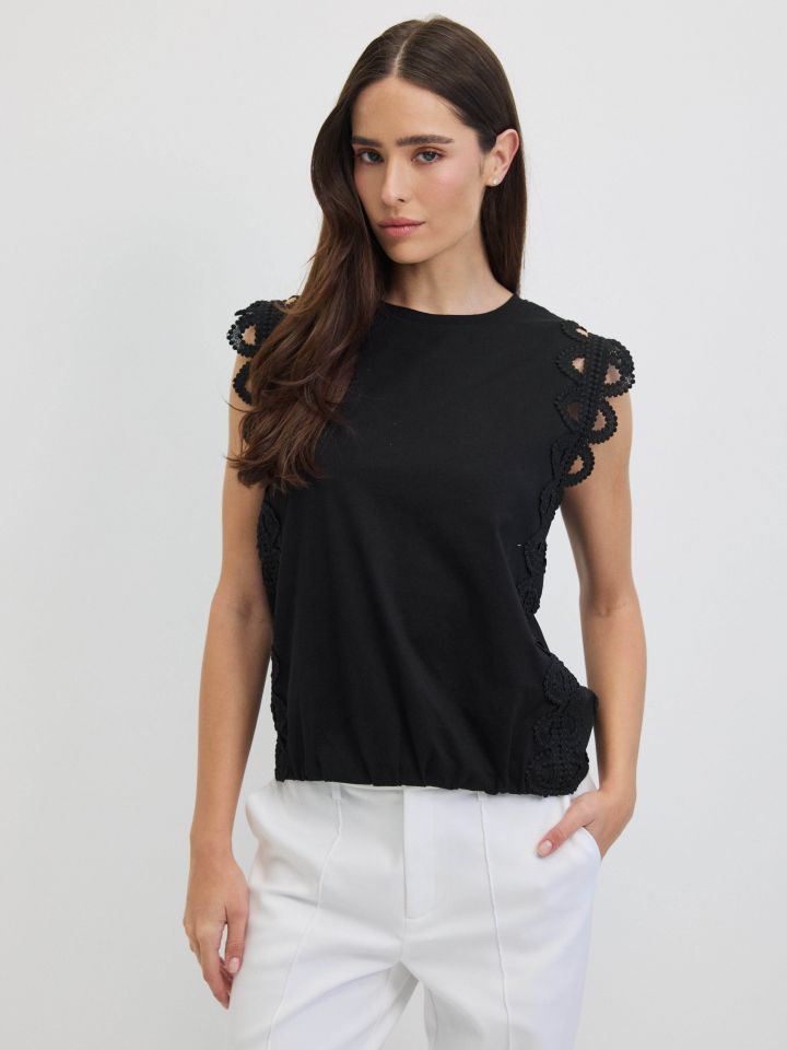 חולצה סרטי קרושה בצבע שחור