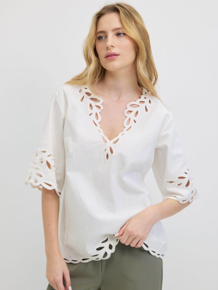 חולצה V ריקמות בצבע אופוויט