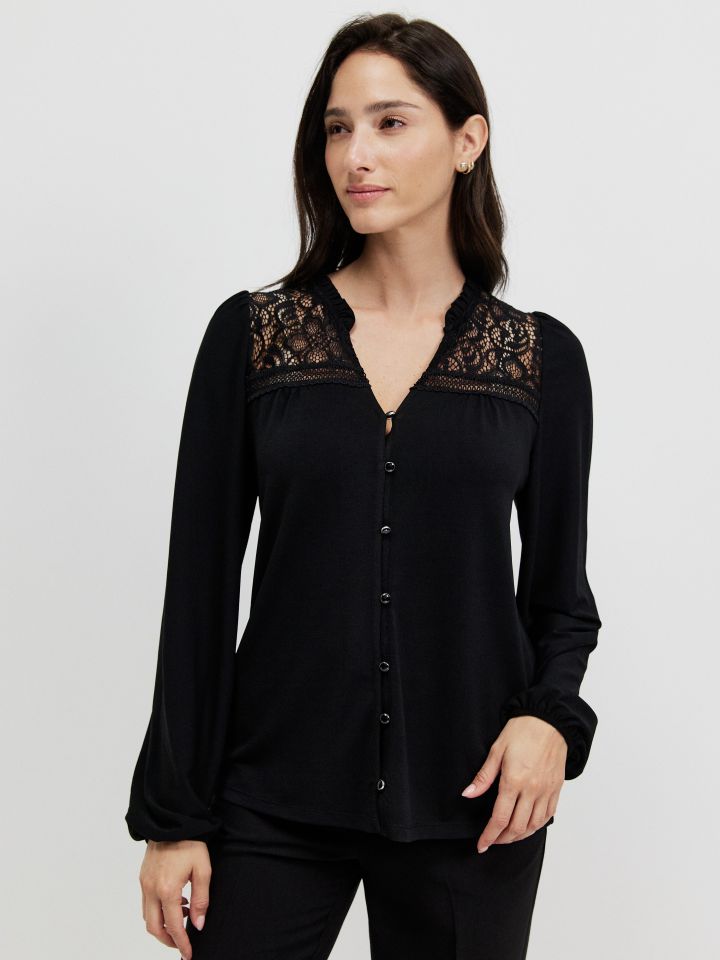 חולצה V שילוב קרושה בצבע שחור