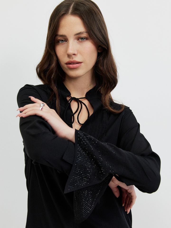 חולצה דמוי יהלומים בשרוול בצבע שחור