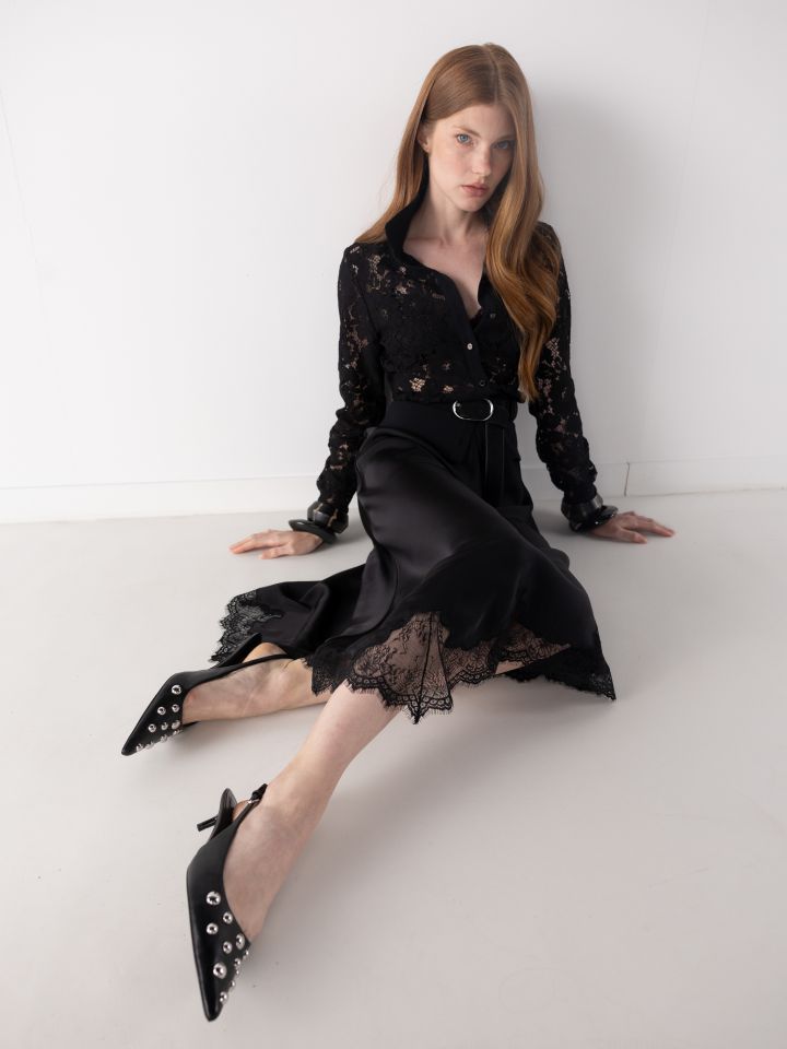 חולצה תחרה מכופתרת בצבע שחור