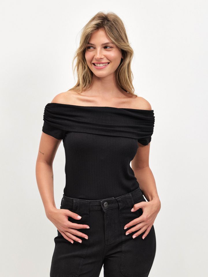 חולצה וולן כיווץ בכתפיים PROMO בצבע שחור