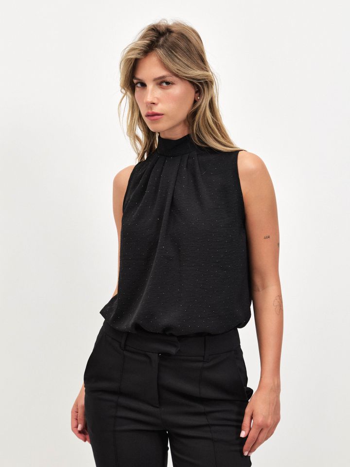 חולצה קולר פייטים בצבע שחור