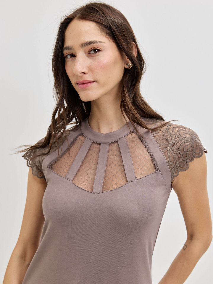 חולצה פתח רשת תחרה בצבע מוקה