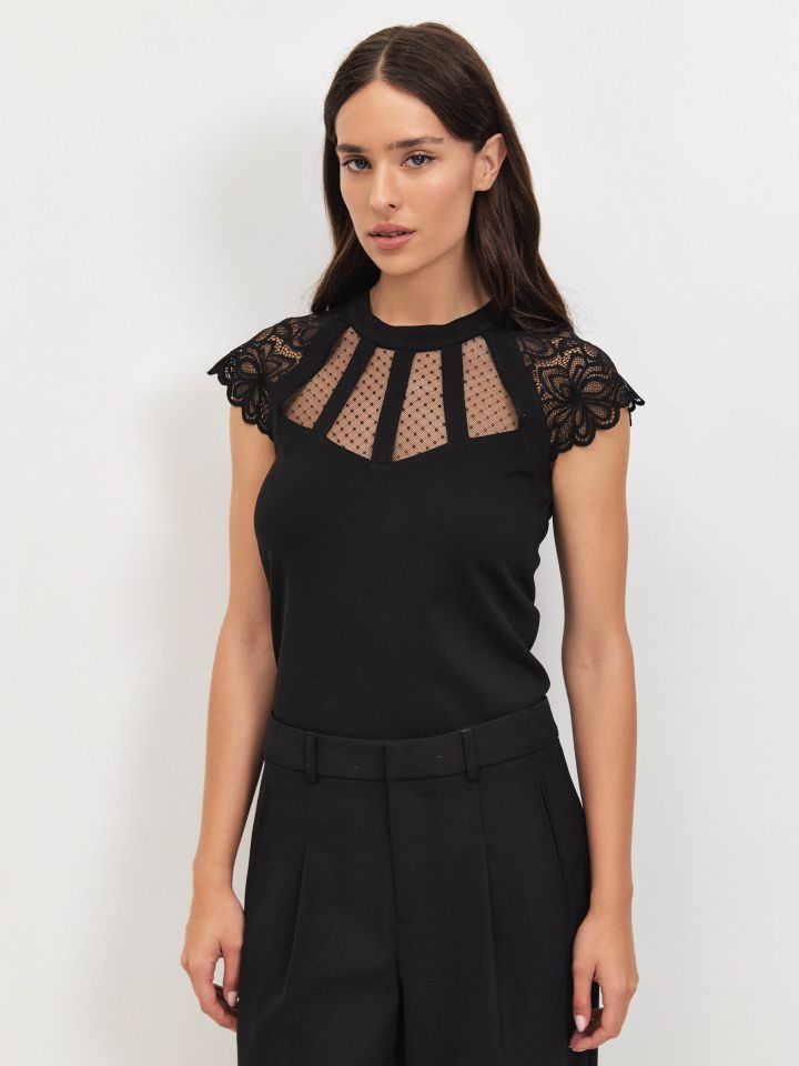 חולצה פתח רשת תחרה בצבע שחור