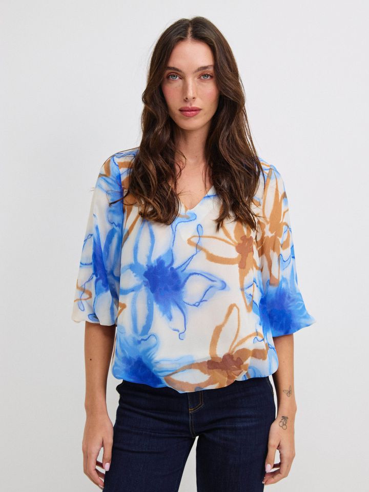 חולצה V דפוס בלון PROMO בצבע תכלת