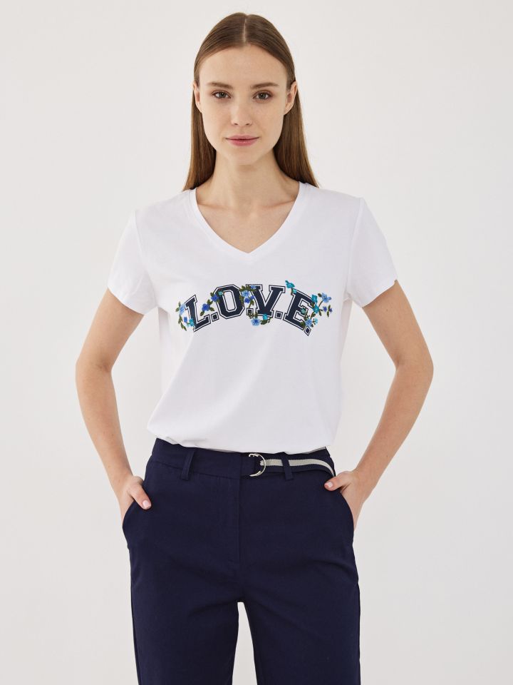 חולצה LOVE ריקמה פרחים PROMO בצבע לבן