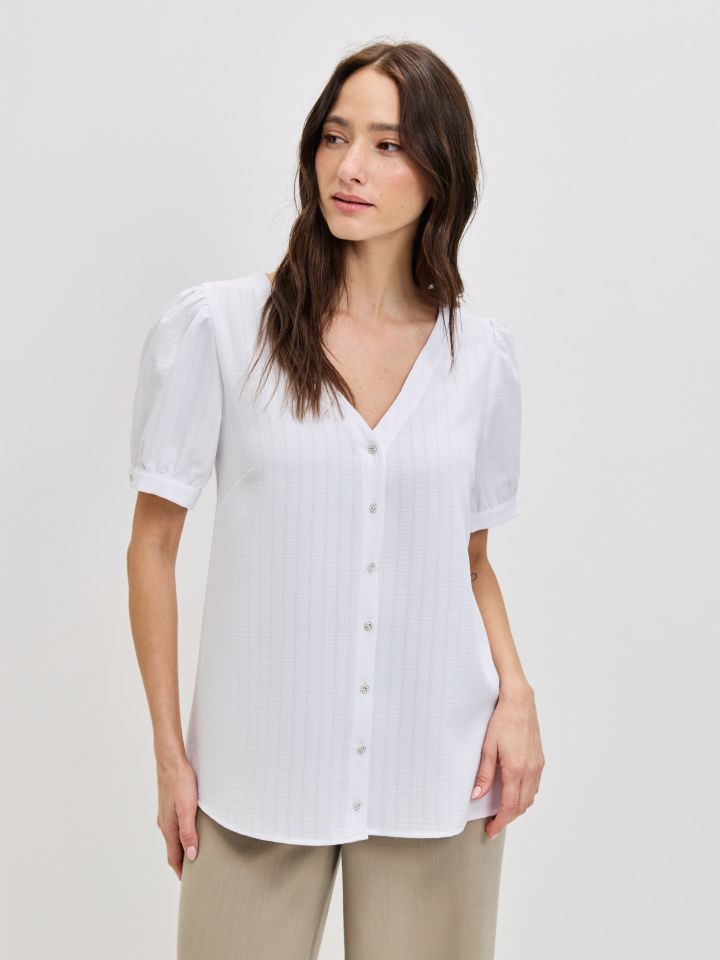 חולצה V כפתורים בצבע לבן