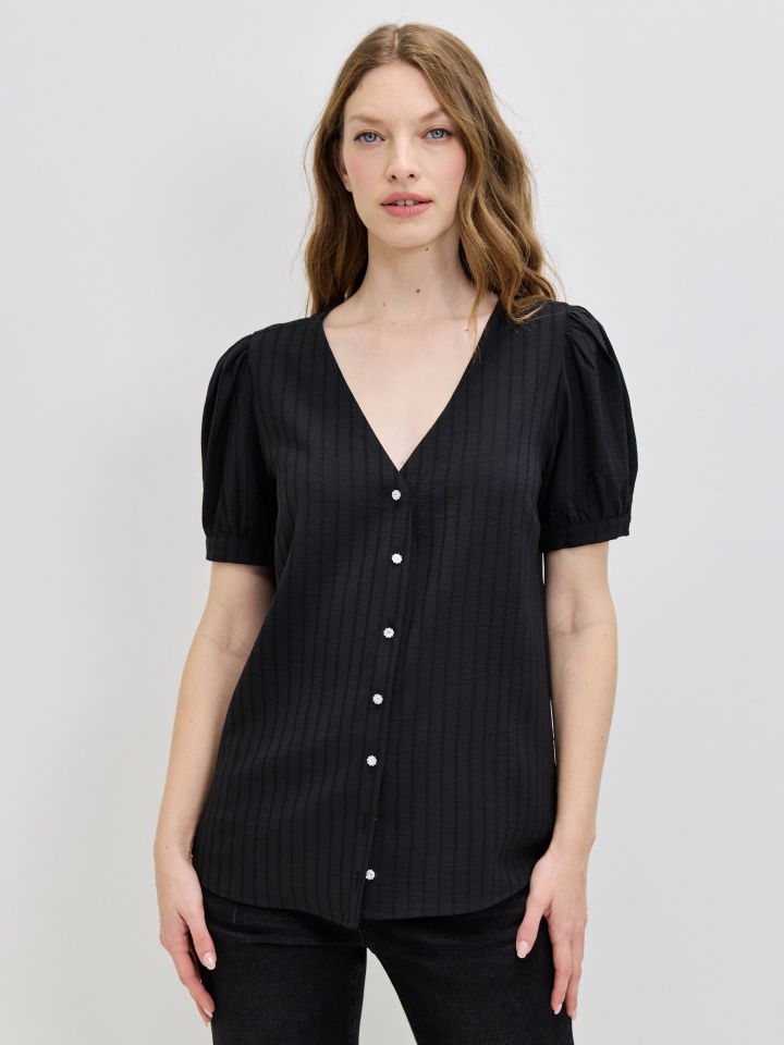 חולצה V כפתורים בצבע שחור