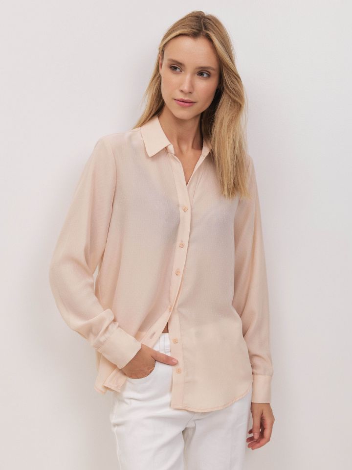 חולצה מכופתרת פתח  V בצבע בייז’