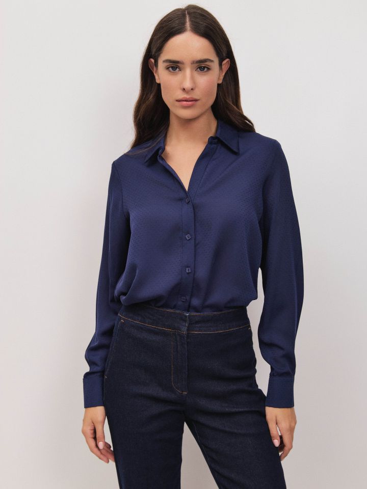 חולצה מכופתרת פתח  V בצבע נייבי