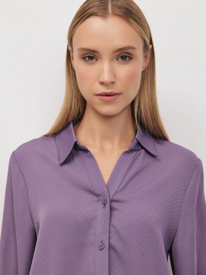 חולצה מכופתרת פתח  V בצבע סגול