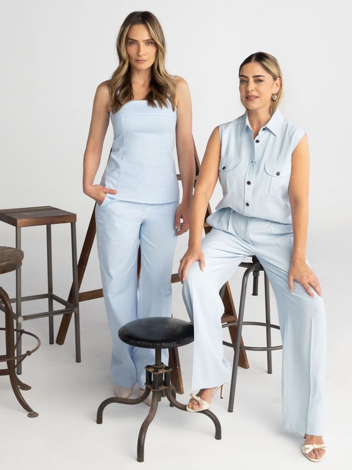 חולצה כיסים ללא שרוול בצבע תכלת