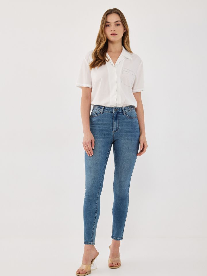 מכנסיים ג’ינס ניטים בחגורה בצבע ג’ינס בהיר