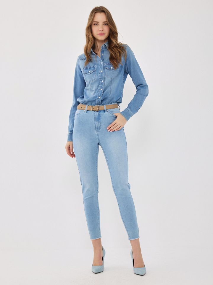 מכנסיים  ג’ינס ניטים מאחור בצבע ג’ינס בהיר