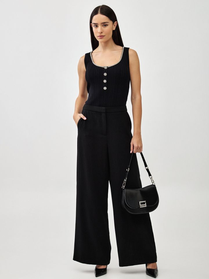 מכנסיים מתרחבים בצבע שחור