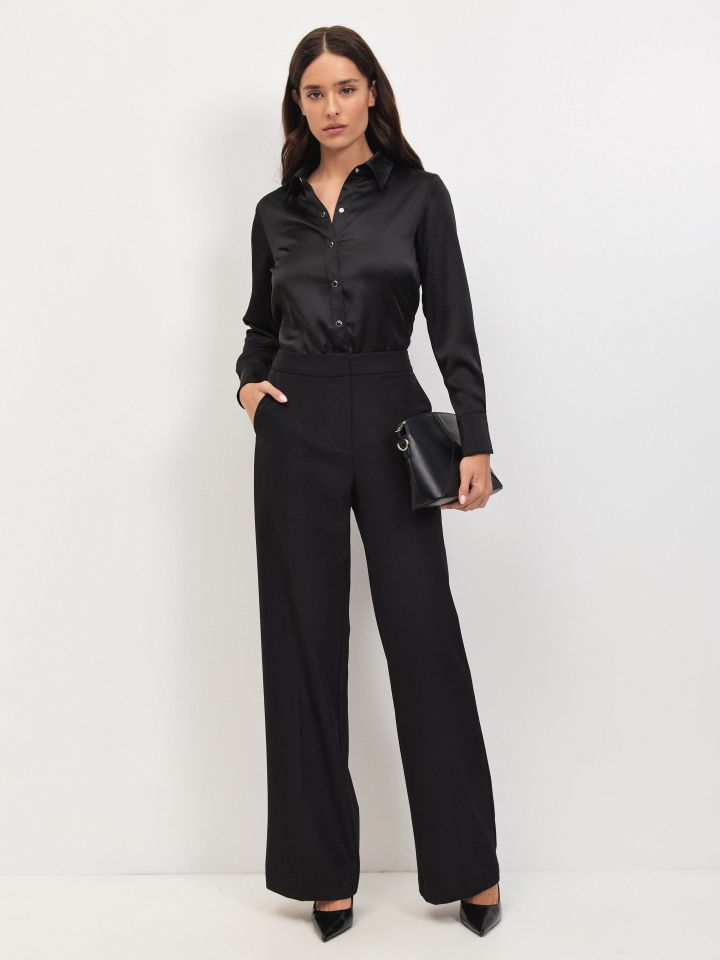 מכנסיים מתרחבים LIAT בצבע שחור