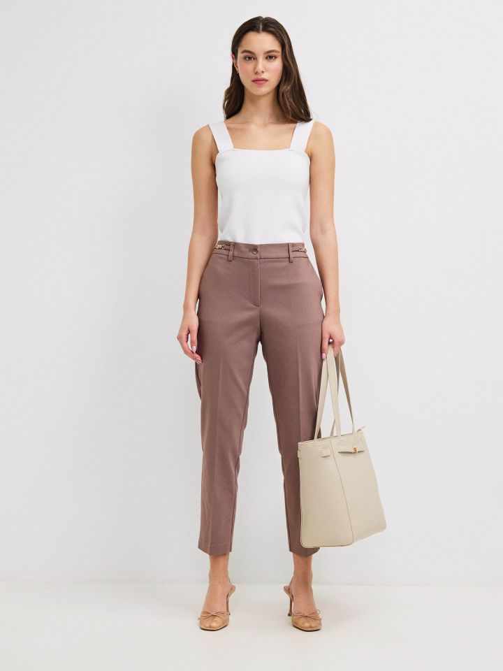 מכנסיים 7/8 אבזמים בצבע שוקו