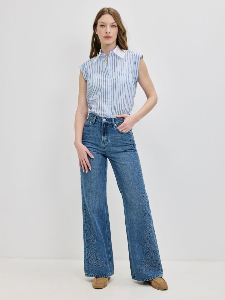 מכנסיים ג’ינס ריקמות בצבע ג’ינס