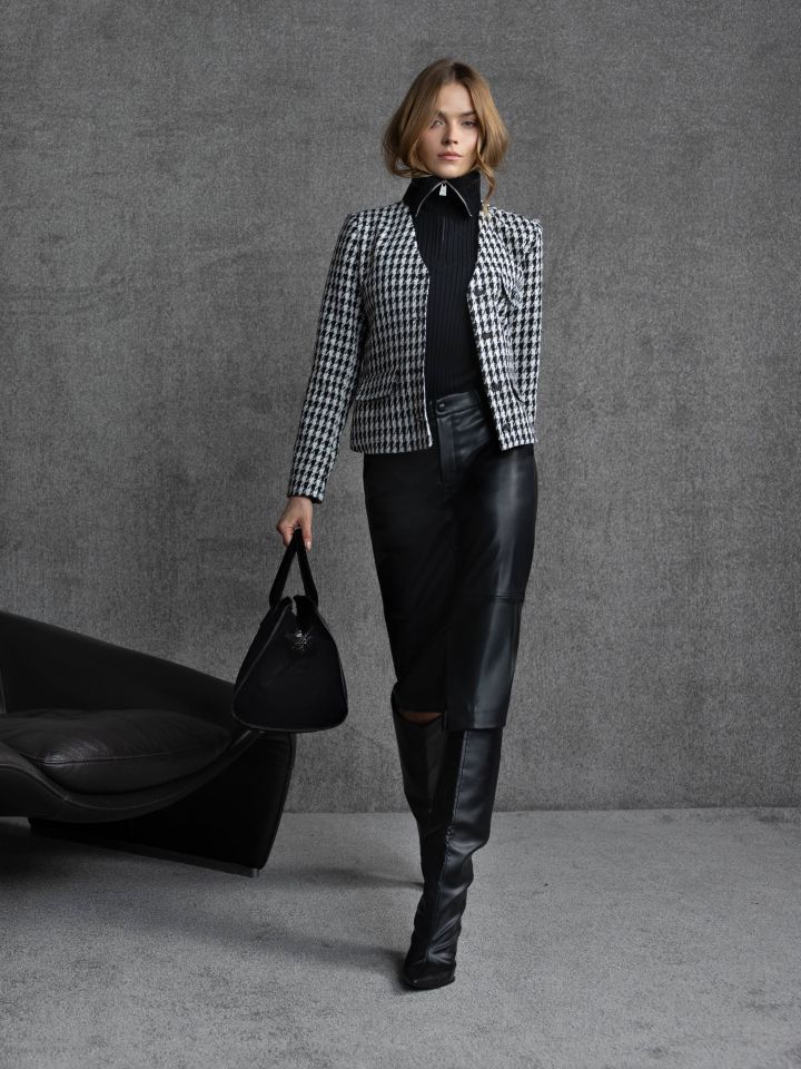 חצאית דמוי עור + כיסים בצבע שחור