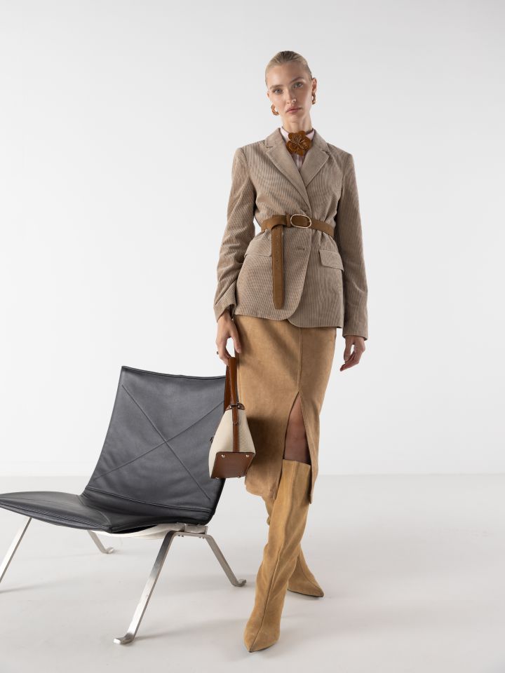 חצאית מראה זמש וחגורה בצבע בייז’