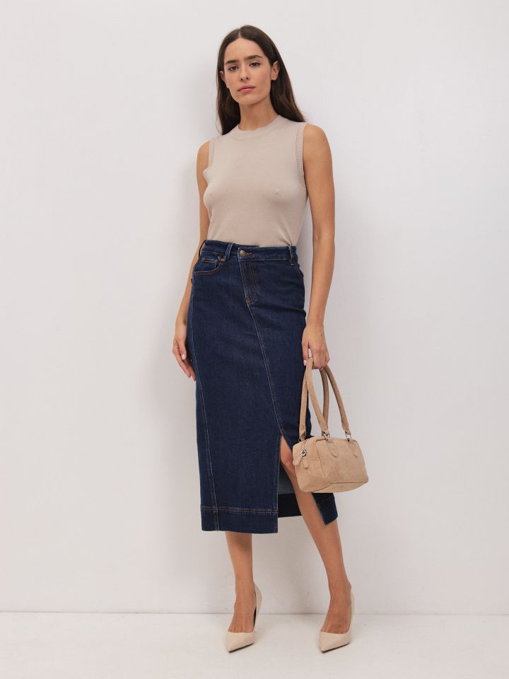 חצאית ג’ינס רוכסן באלכסון בצבע ג’ינס כהה