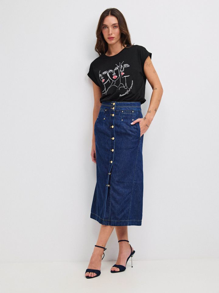 חצאית ג’ינס כפתורים בצבע ג’ינס כהה