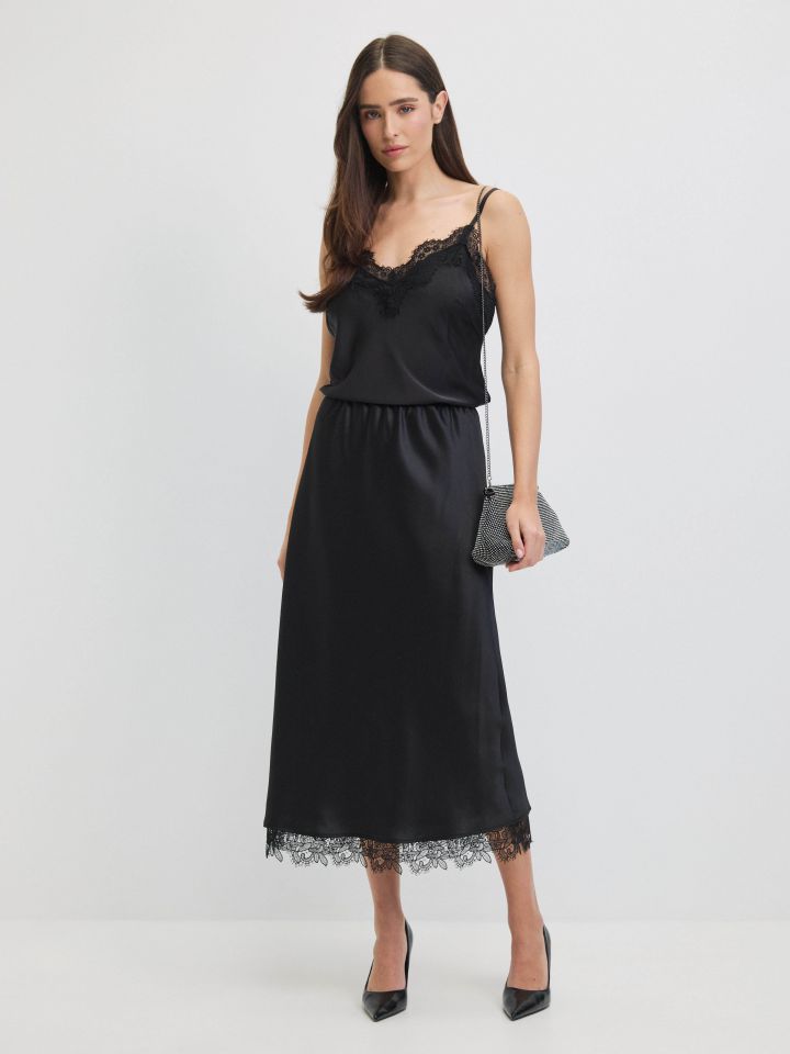 חצאית גימור תחרה בצבע שחור